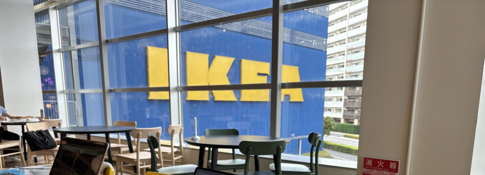 IKEAの窓ぎわで作業会をしている様子